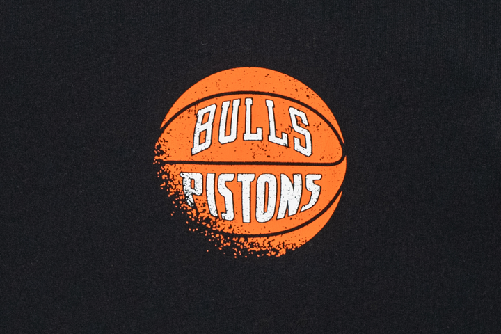 New Era เสื้อยืดแขนสั้นรุ่น NBA Rivals Bulls vs Pistons Black Short Sleeve T-Shirt