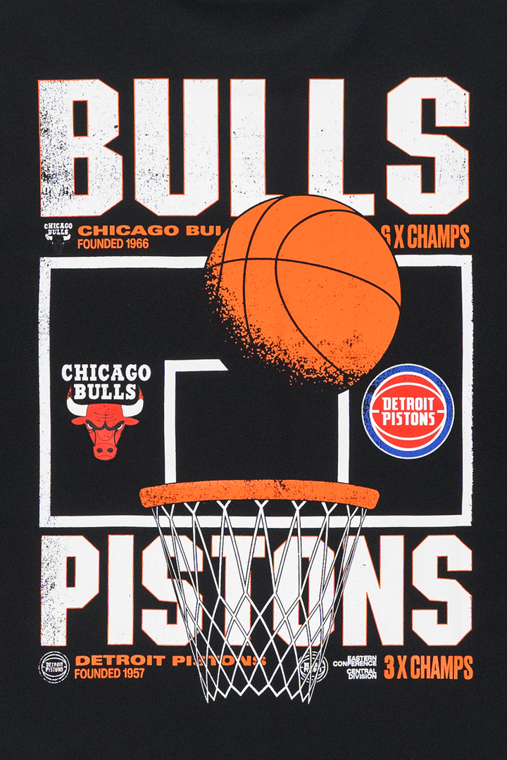 New Era เสื้อยืดแขนสั้นรุ่น NBA Rivals Bulls vs Pistons Black Short Sleeve T-Shirt