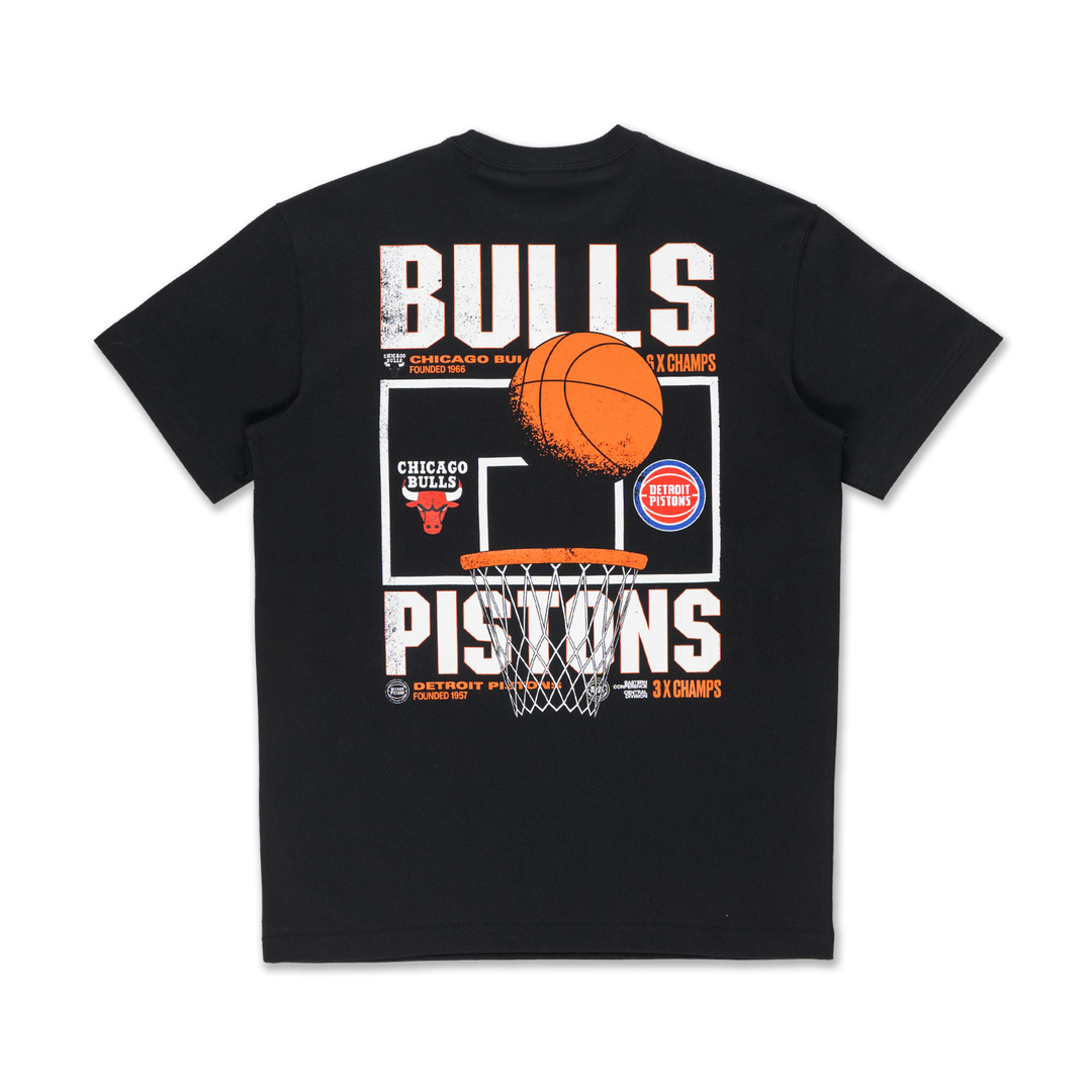 New Era เสื้อยืดแขนสั้นรุ่น NBA Rivals Bulls vs Pistons Black Short Sleeve T-Shirt