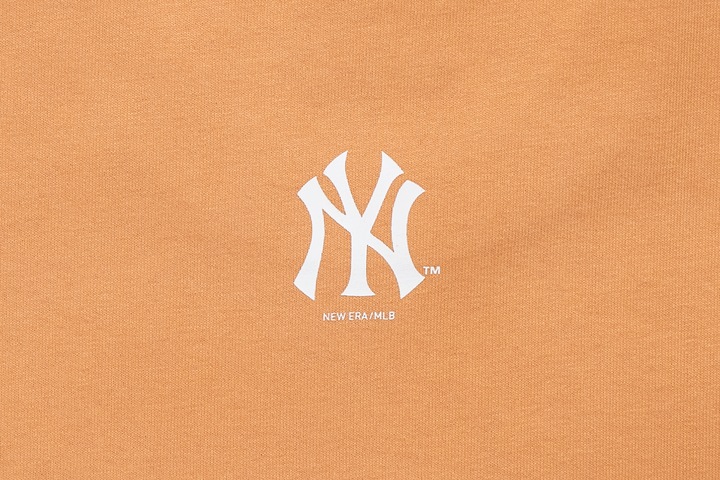 New Era เสื้อยืดแขนสั้นรุ่น MLB New York Yankees Deep Sand Brown Short Sleeve T-Shirt