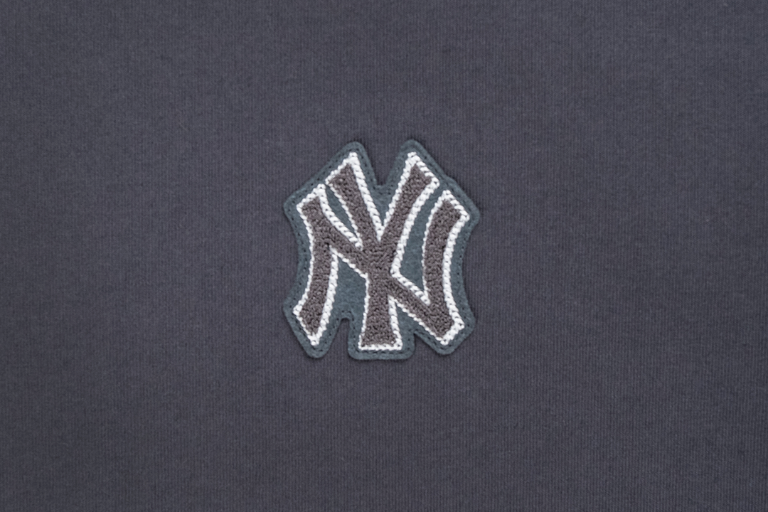 New Era เสื้อยืดแขนสั้นรุ่น New York Yankees MLB Chain Stitching Graphite Short Sleeve T-Shirt