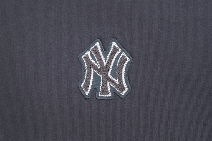 New Era เสื้อยืดแขนสั้นรุ่น New York Yankees MLB Chain Stitching Graphite Short Sleeve T-Shirt