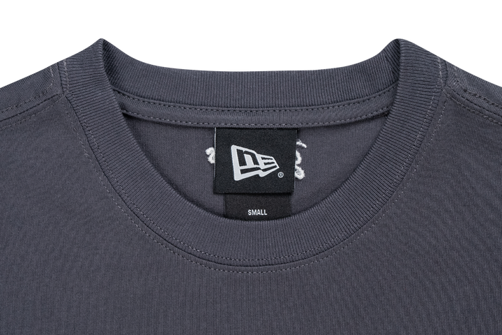 New Era เสื้อยืดแขนสั้นรุ่น New York Yankees MLB Chain Stitching Graphite Short Sleeve T-Shirt