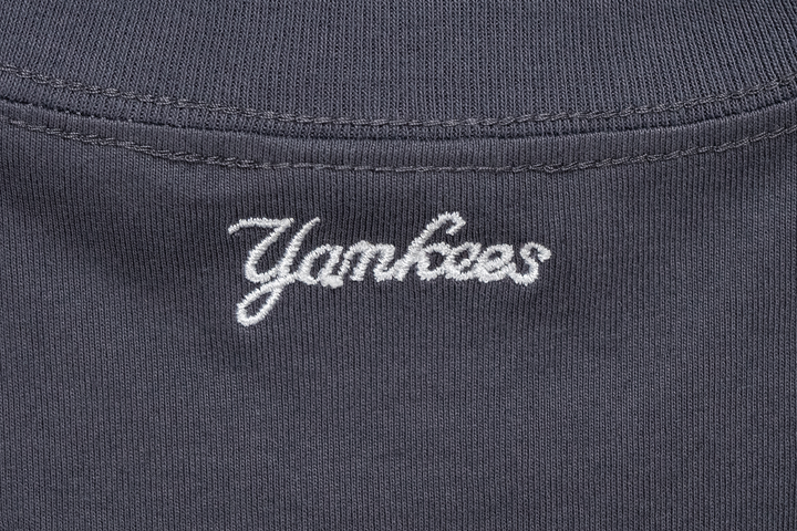 New Era เสื้อยืดแขนสั้นรุ่น New York Yankees MLB Chain Stitching Graphite Short Sleeve T-Shirt