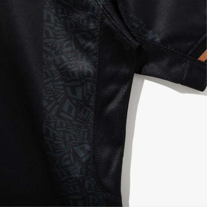 New Era เสื้อยืดแขนสั้นรุ่น New Era Korea Football Jersey Black Jersey