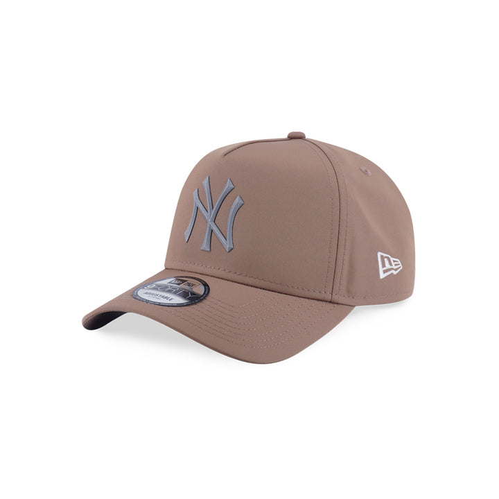 New Era หมวกรุ่น New York Yankees Metal Badge Khaki 9Forty Af Cap