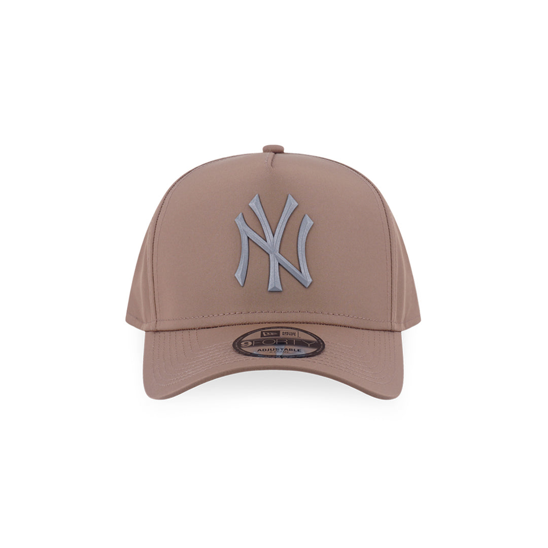 New Era หมวกรุ่น New York Yankees Metal Badge Khaki 9Forty Af Cap