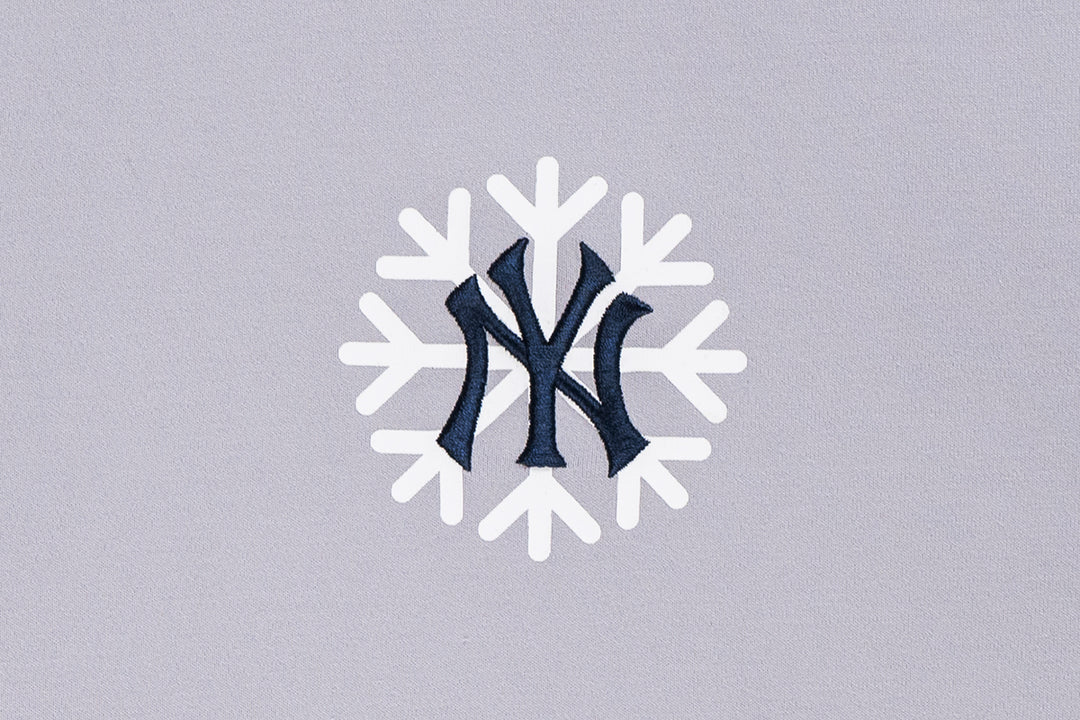 New Era เสื้อยืดแขนสั้นรุ่น New York Yankees Christmas Pack Dolphin Gray Short Sleeve T-Shirt
