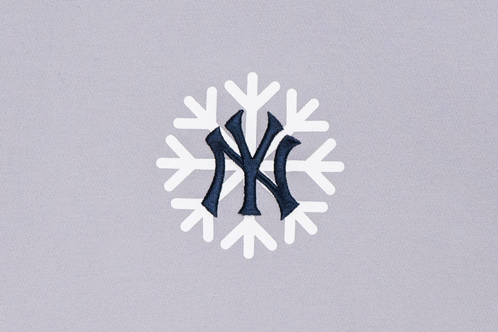 New Era เสื้อยืดแขนสั้นรุ่น New York Yankees Christmas Pack Dolphin Gray Short Sleeve T-Shirt