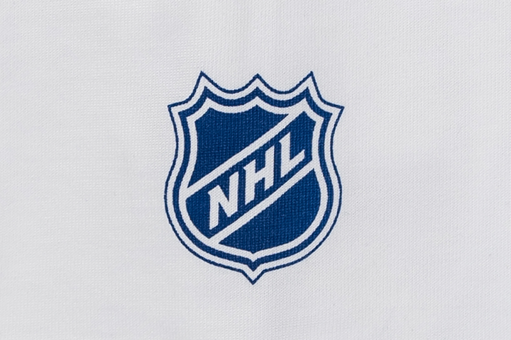New Era เสื้อยืดแขนสั้นรุ่น Toronto Maple Leafs Nhl Team Logo White Oversized Short Sleeve T-Shirt
