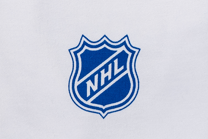 New Era เสื้อยืดแขนสั้นรุ่น Toronto Maple Leafs NhNew Era เสื้อยืดแขนสั้นรุ่น New York Islanders Nhl Team Logo White Oversized Short Sleeve T-Shirtl Team Logo White Oversized Short Sleeve T-Shirt (Copy)