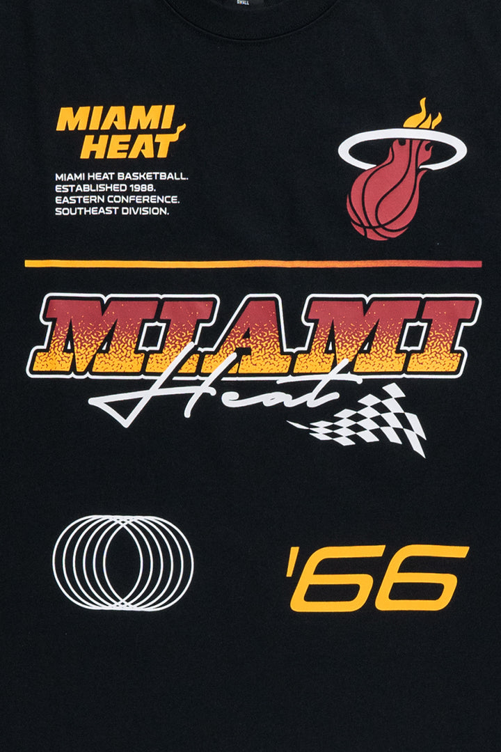 New Era เสื้อยืดแขนสั้นรุ่น Miami Heat Nba Racing Black Oversized Short Sleeve T-Shirt