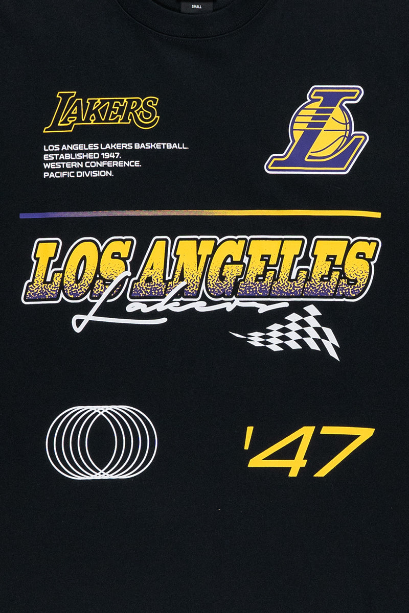 New Era เสื้อยืดแขนสั้นรุ่น Los Angeles Lakers Nba Racing Black Oversize Short Sleeve T-Shirt