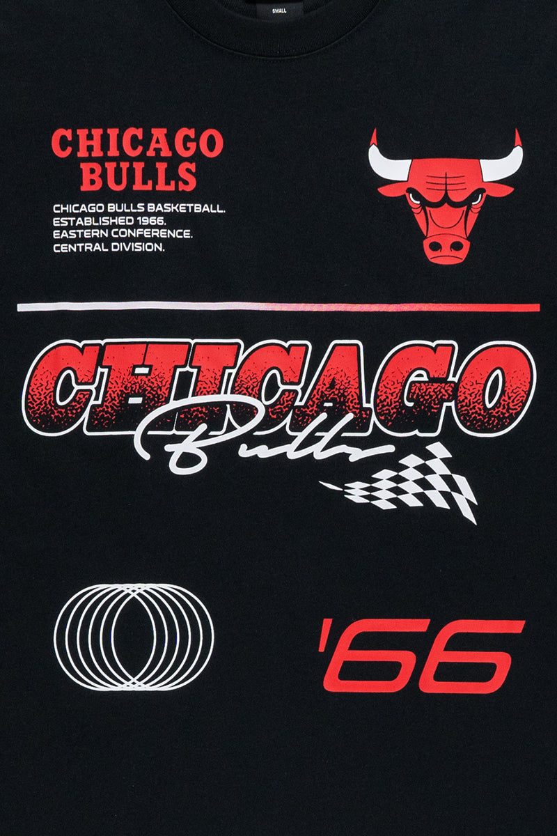 New Era เสื้อยืดแขนสั้นรุ่น Chicago Bulls Nba Racing Black Oversized Short Sleeve T-Shirt