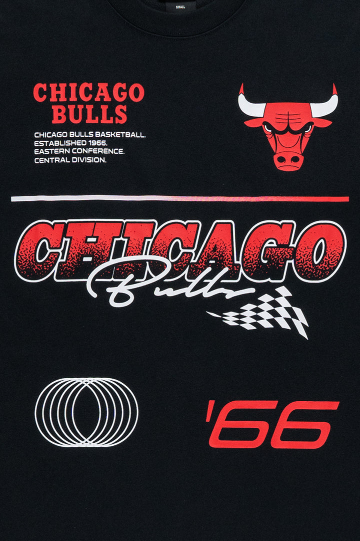 New Era เสื้อยืดแขนสั้นรุ่น Chicago Bulls Nba Racing Black Oversized Short Sleeve T-Shirt