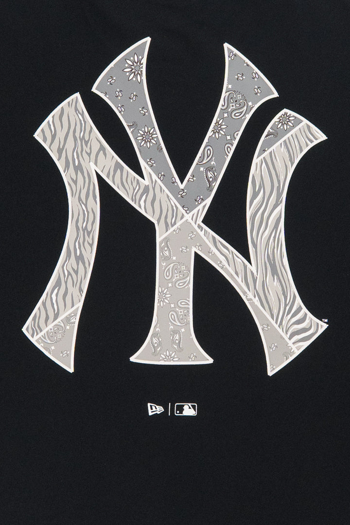New Era เสื้อยืดแขนสั้นรุ่น New York Yankees Patchwork Graphic Black Oversized Short Sleeve Tee