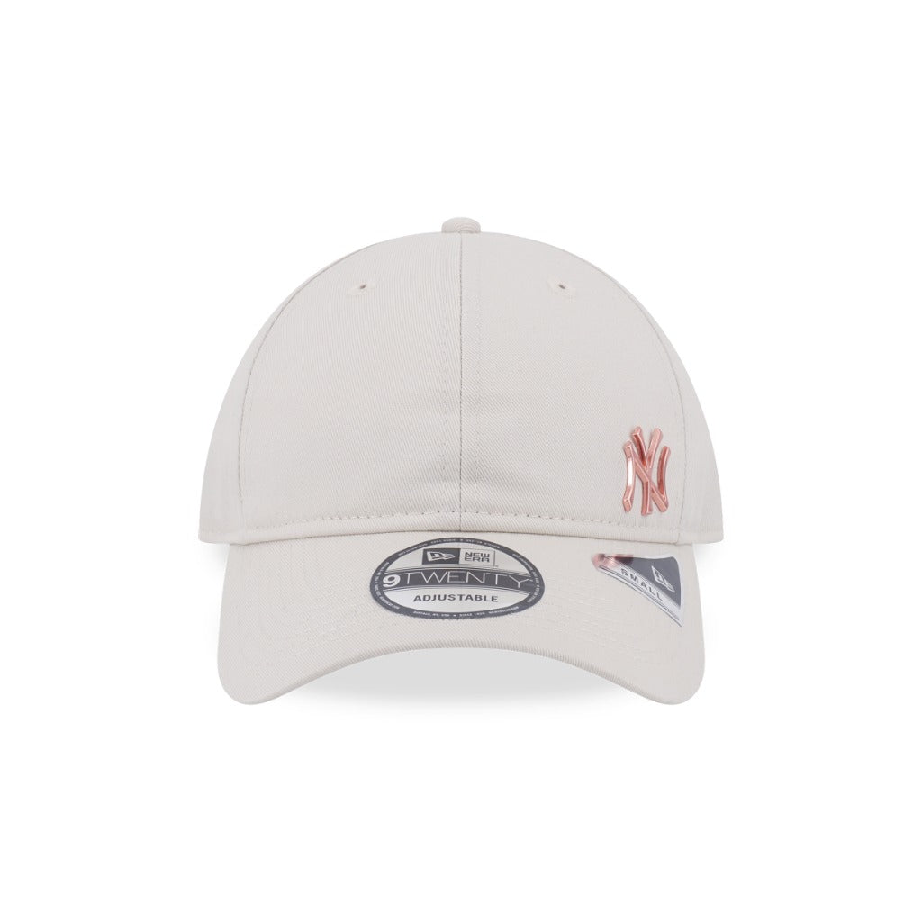 หมวกแก๊ป New Era รุ่น New York Yankees Metal Badge Matte Brushed Ivory 9Twenty Small Cap