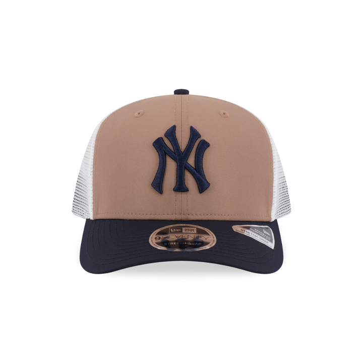 หมวกแก๊ป New Era รุ่น New York Yankees 9Seventy Trucker FW26 Khaki/ Navy 9Seventy Stretch Snap Cap
