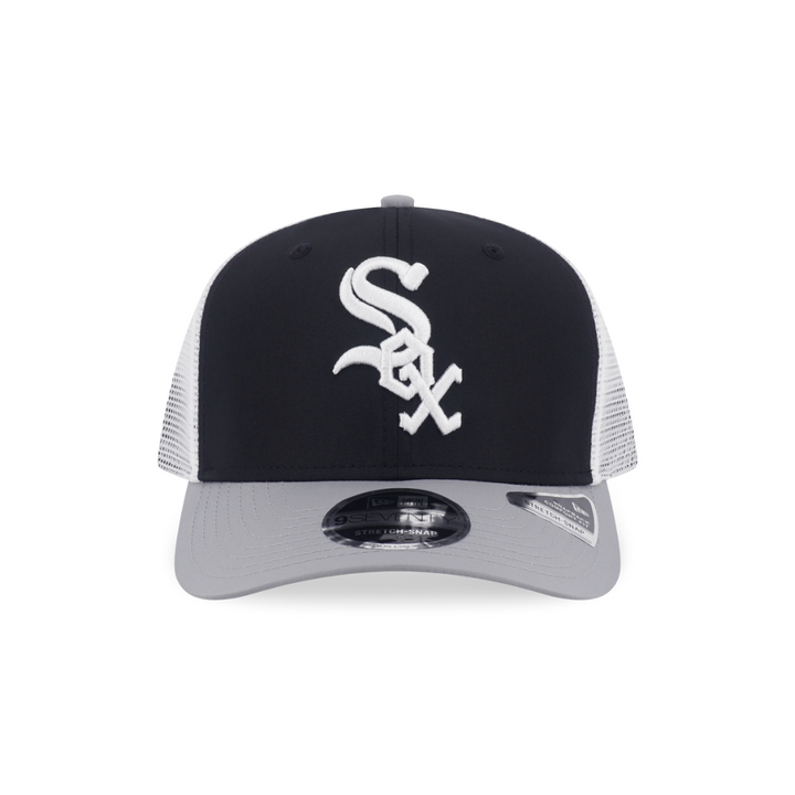 หมวกแก๊ป New Era รุ่น Chicago White Sox 9Seventy Trucker FW26 Black/ Gray 9Seventy Stretch Snap Cap