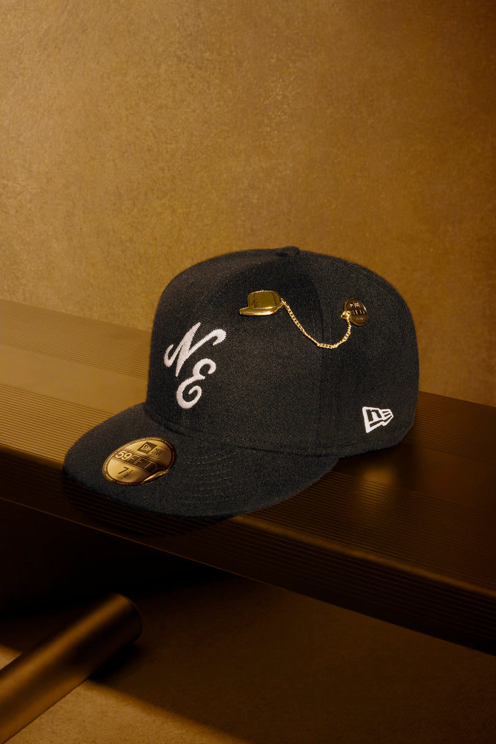 New Era เข็มติดหมวกรุ่น New Era 59FIFTY Day 2025 Cap Sticker NE C Black and Gold Pin Acc