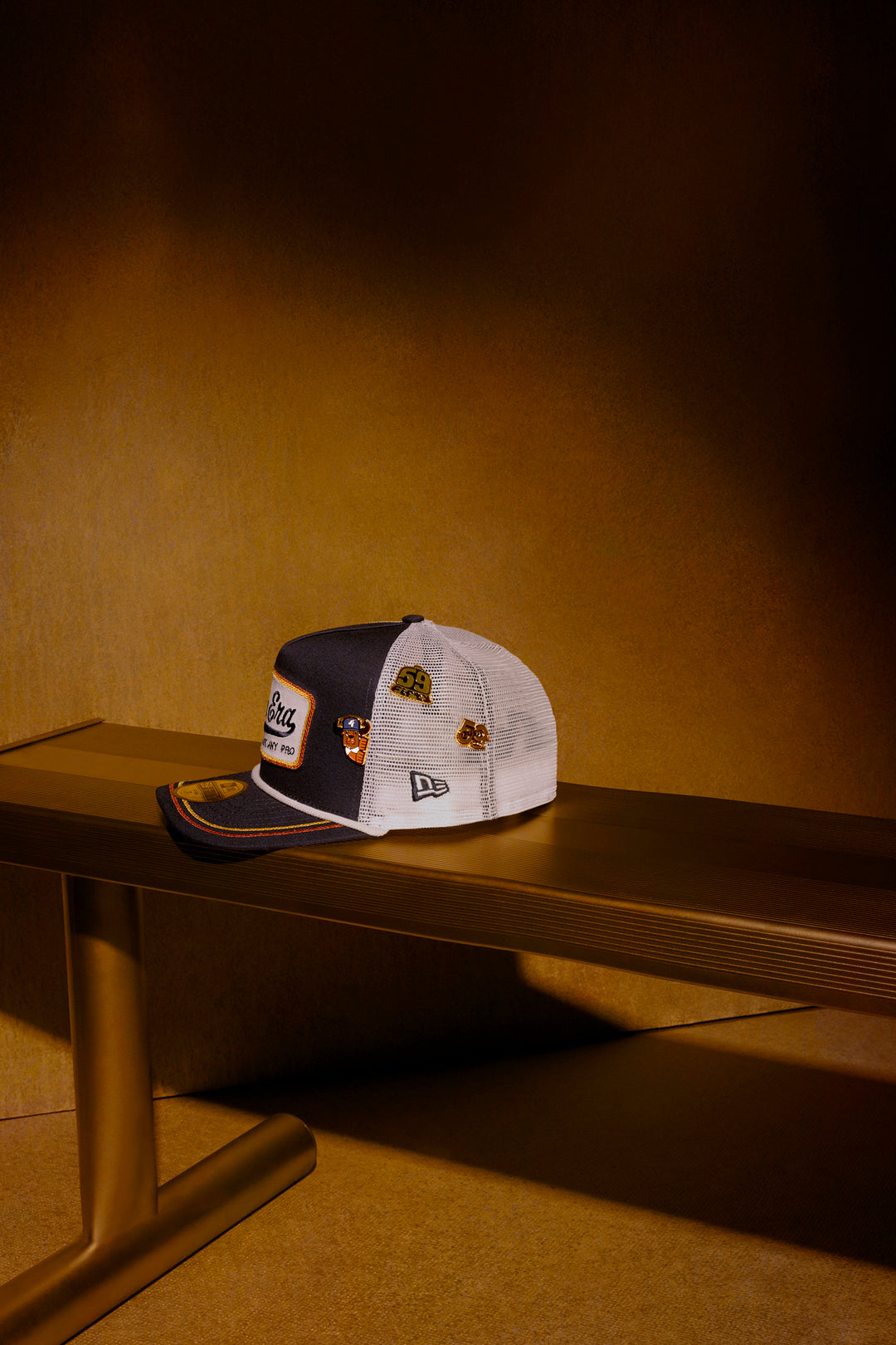 New Era เข็มติดหมวกรุ่น New Era 59FIFTY Day 2025 Banner Logo Black and Gold Pin