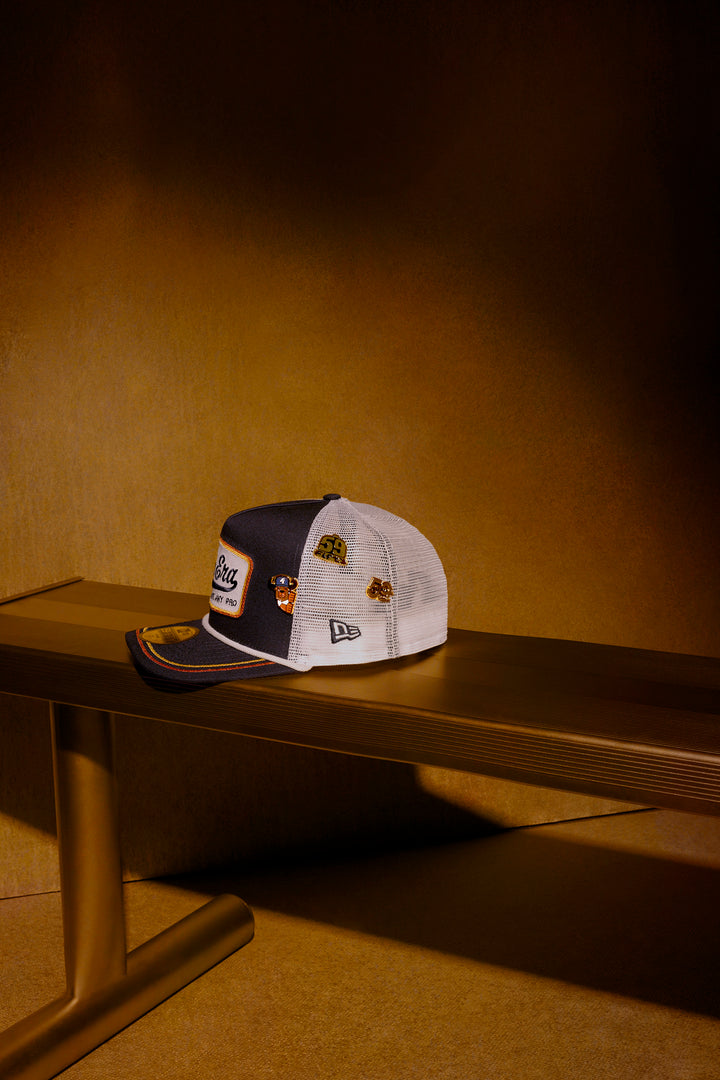 New Era เข็มติดหมวกรุ่น New Era 59FIFTY Day 2025 Banner Logo Black and Gold Pin