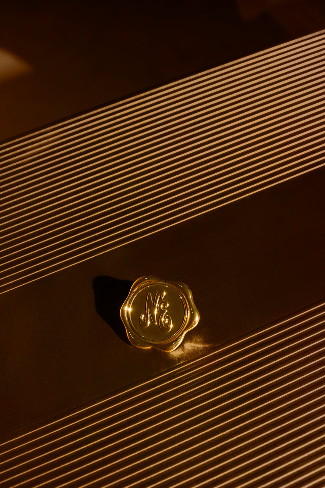 New Era เข็มติดหมวกรุ่น New Era 59FIFTY Day 2025 NE Wax Seal Black and Gold Pin