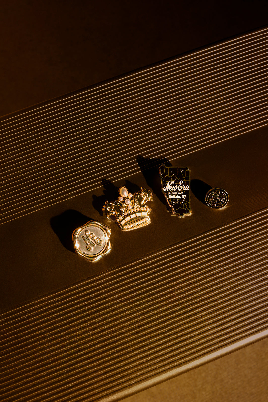 New Era เข็มติดหมวกรุ่น New Era 59FIFTY Day 2025 Buffalo Map Black and Gold Pin