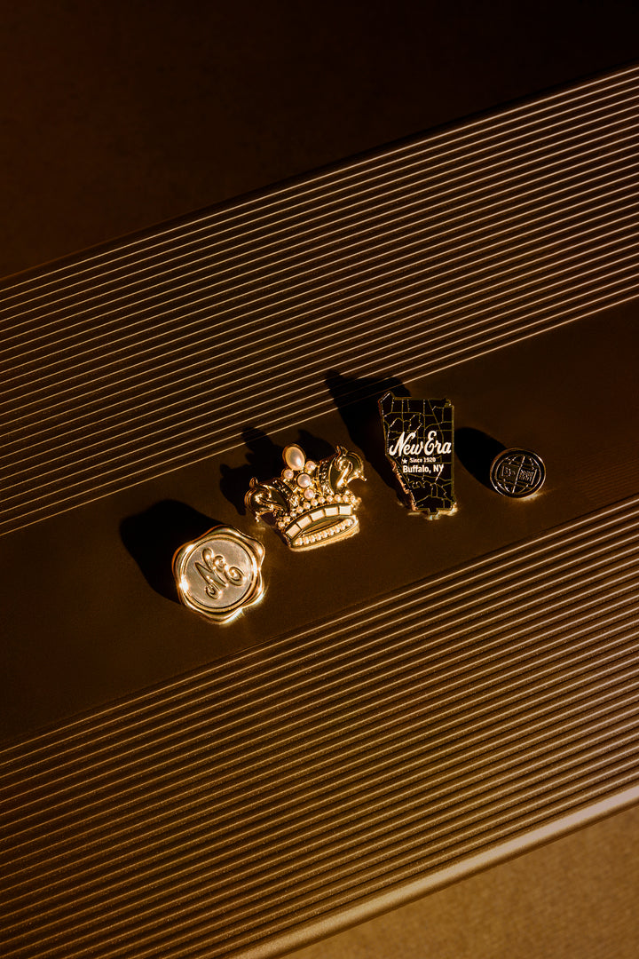 New Era เข็มติดหมวกรุ่น New Era 59FIFTY Day 2025 Buffalo Map Black and Gold Pin