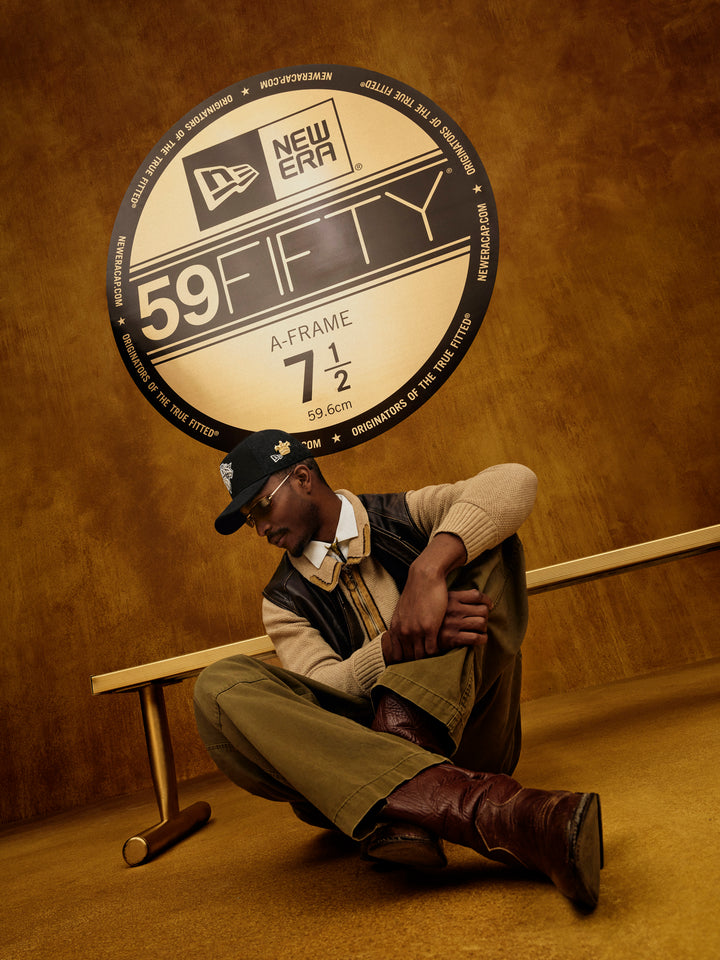 New Era เข็มติดหมวกรุ่น New Era 59FIFTY Day 2025 NE Crown Brooch Black and Gold Pin