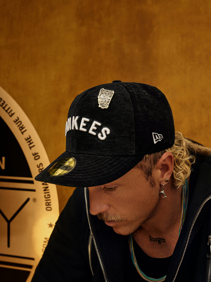 New Era เข็มติดหมวกรุ่น New Era 59FIFTY Day 2025 Buffalo Map Black and Gold Pin