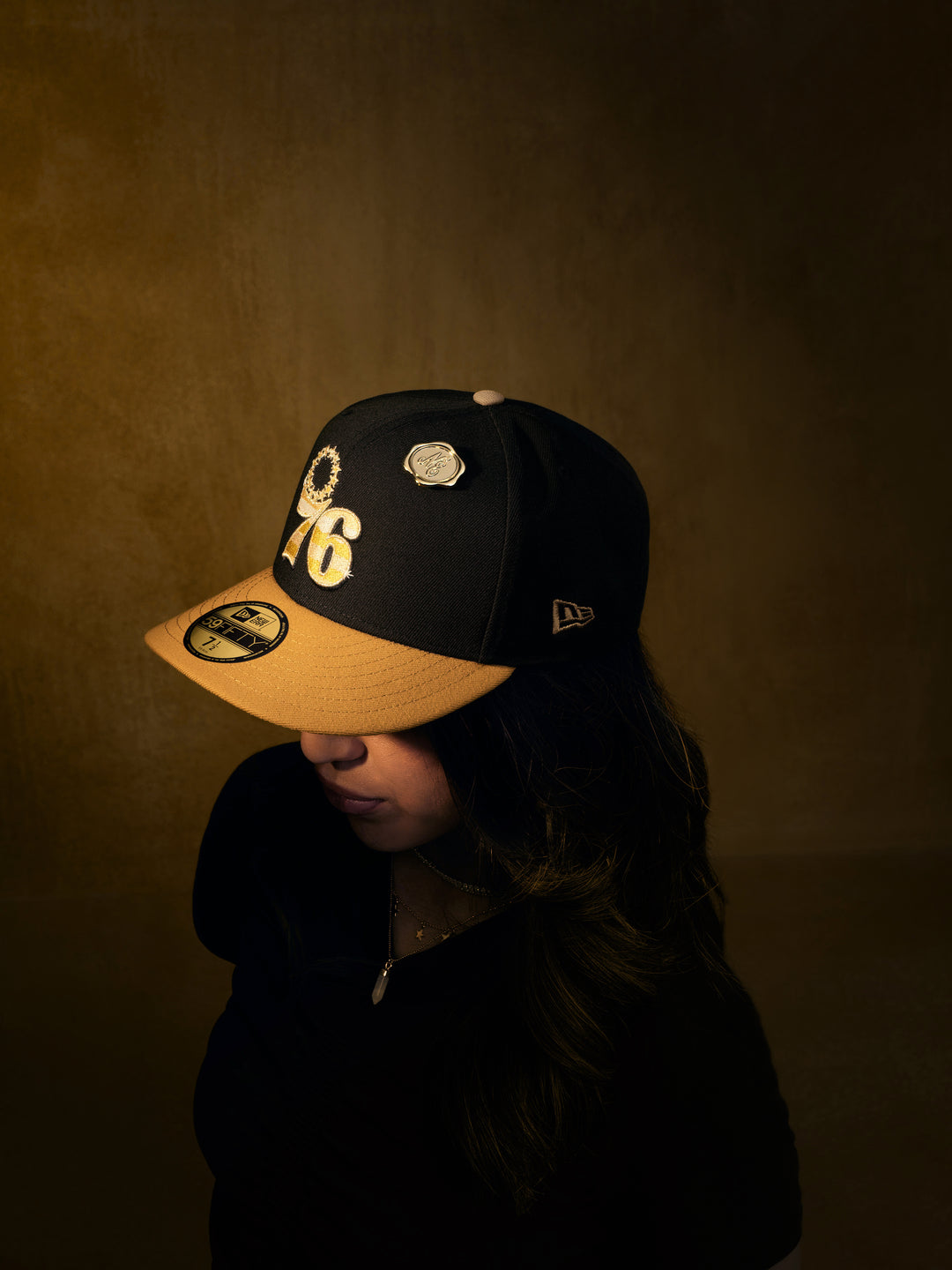 New Era เข็มติดหมวกรุ่น New Era 59FIFTY Day 2025 NE Wax Seal Black and Gold Pin