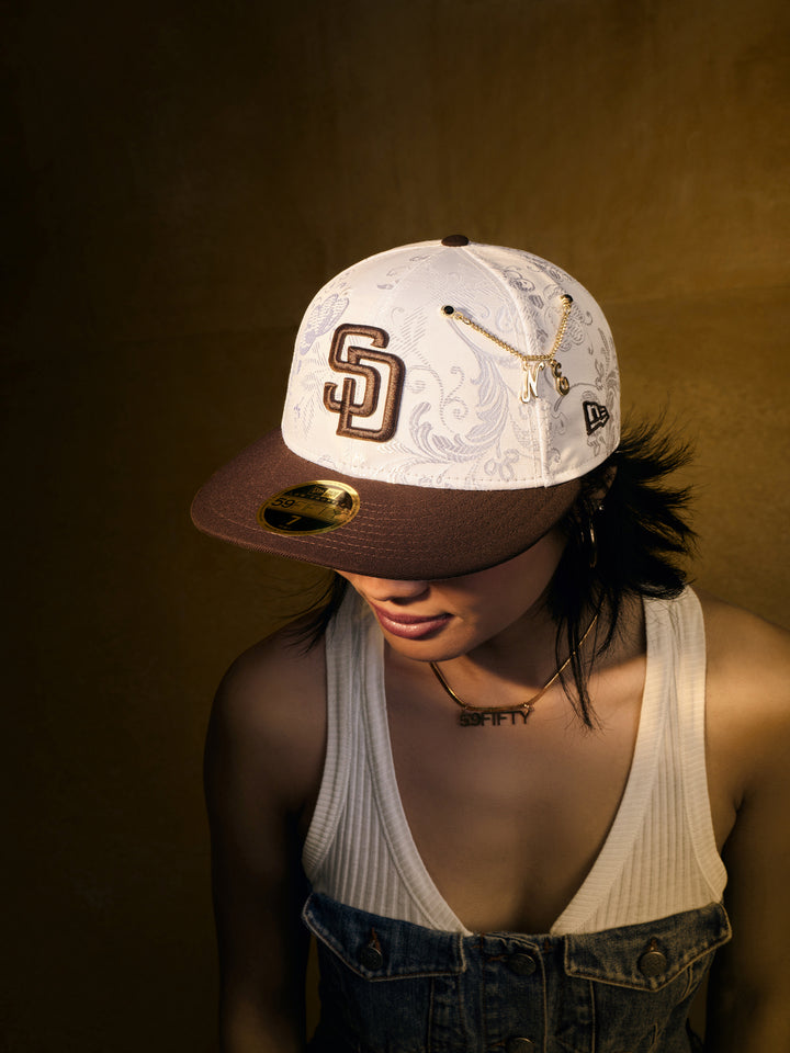 New Era เข็มติดหมวกรุ่น New Era 59FIFTY Day 2025 Chain NE Black and Gold Pin
