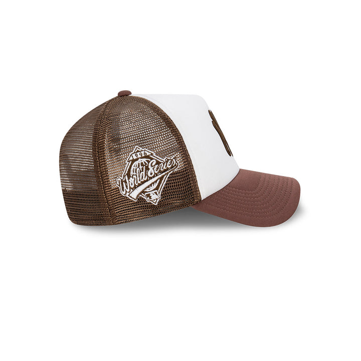 หมวกแก๊ป New Era รุ่น New York Yankees Earthtones World Series 2-Tone Walnut Visor White 9Forty AF Trucker Cap