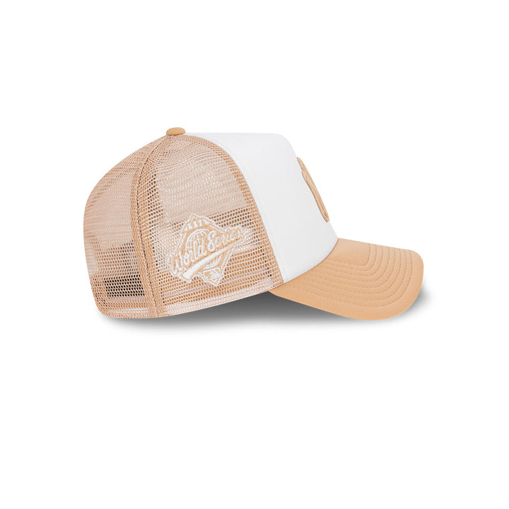 หมวกแก๊ป New Era รุ่น New York Yankees Earthtones World Series 2-Tone Camel Visor White 9Forty AF Trucker Cap