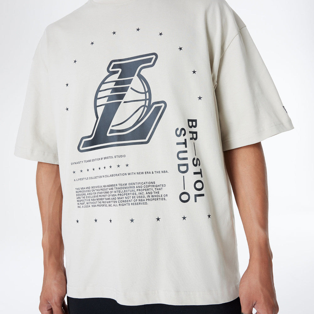 New Era เสื้อยืดแขนสั้นรุ่น BRISTOL x NBA 2024 Los Angeles Lakers Stone Short Sleeve Tee