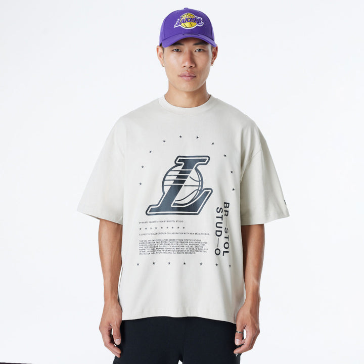 New Era เสื้อยืดแขนสั้นรุ่น BRISTOL x NBA 2024 Los Angeles Lakers Stone Short Sleeve Tee