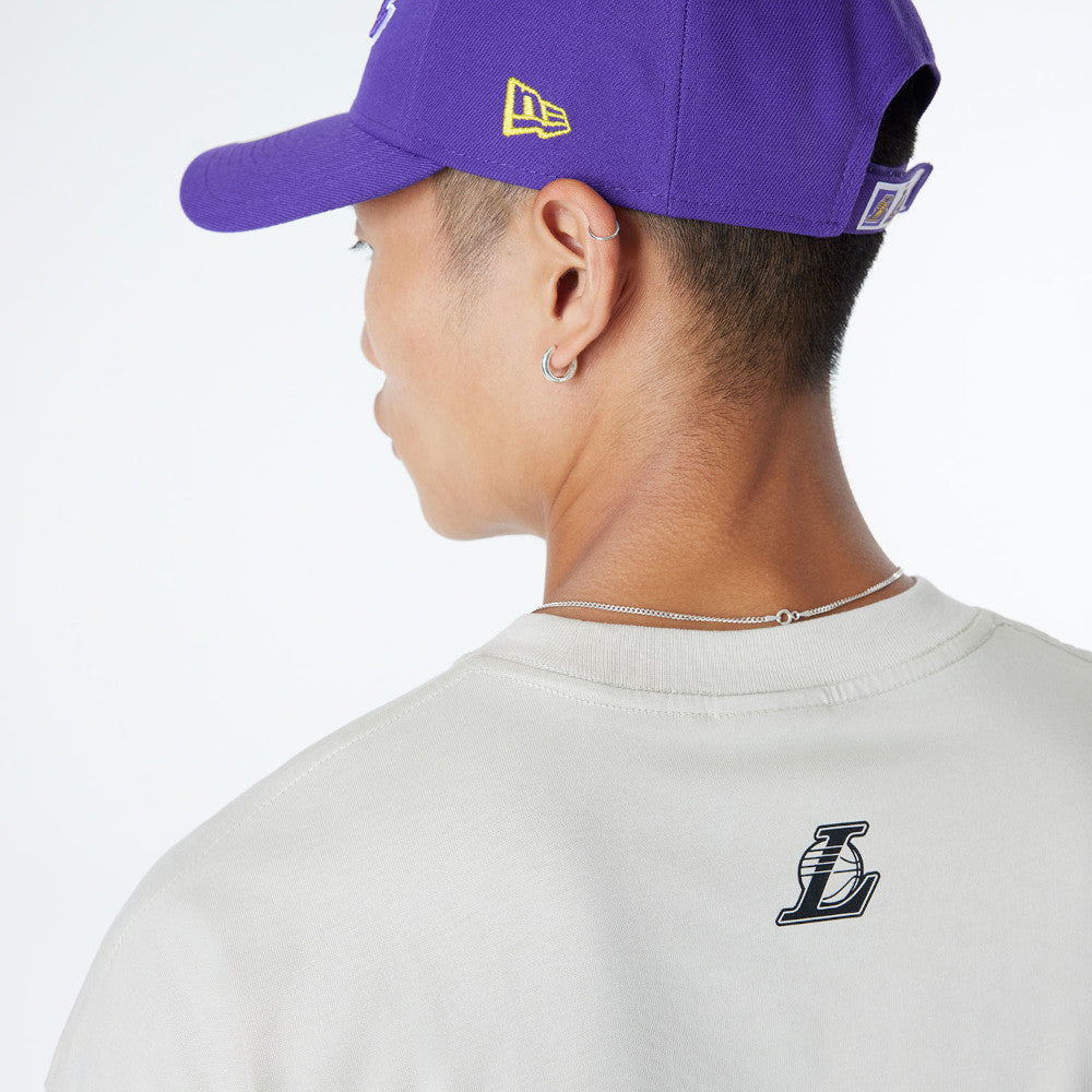 New Era เสื้อยืดแขนสั้นรุ่น BRISTOL x NBA 2024 Los Angeles Lakers Stone Short Sleeve Tee