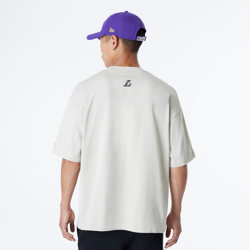 New Era เสื้อยืดแขนสั้นรุ่น BRISTOL x NBA 2024 Los Angeles Lakers Stone Short Sleeve Tee