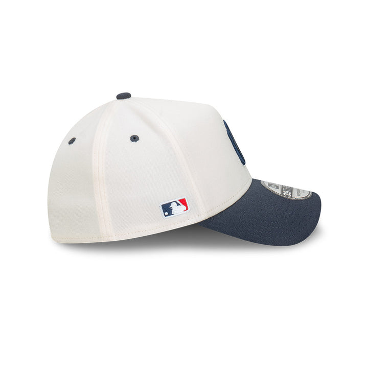 New Era หมวกรุ่น New York Yankees 2-Tone Navy Visor Chrome White 39THIRTY A-Frame Cap