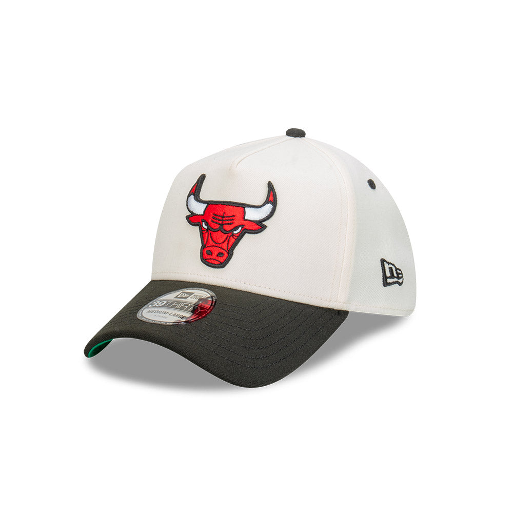 New Era หมวกรุ่น Chicago Bulls 2-Tone Black Visor Chrome White 39THIRTY A-Frame Cap