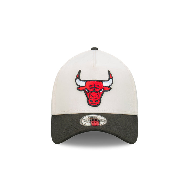 New Era หมวกรุ่น Chicago Bulls 2-Tone Black Visor Chrome White 39THIRTY A-Frame Cap