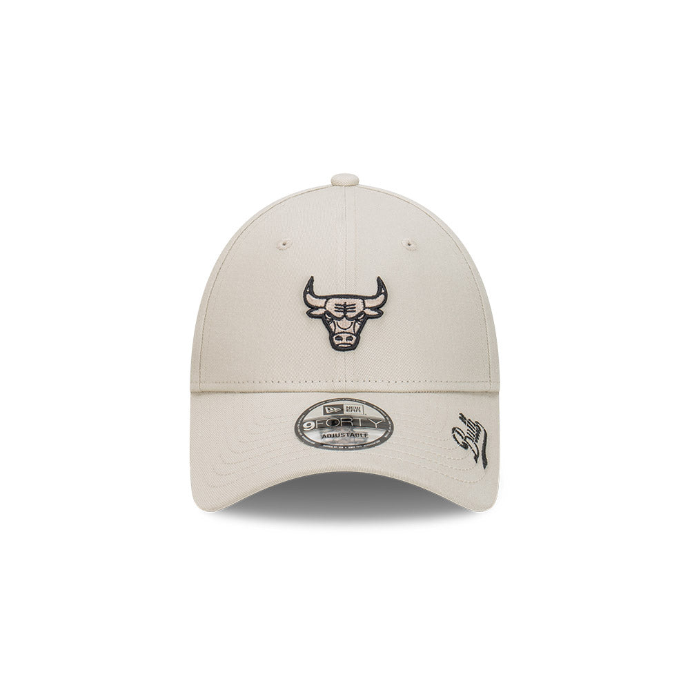 New Era หมวกรุ่น Chicago Bulls Black Visor Script Stone 9FORTY Cap