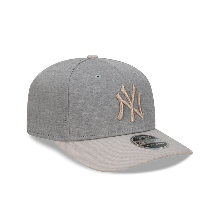 New Era หมวกรุ่น New York Yankees Shadow Tech 2-Tone Stone Visor Gray 9SEVENTY Stretch-Snap Cap