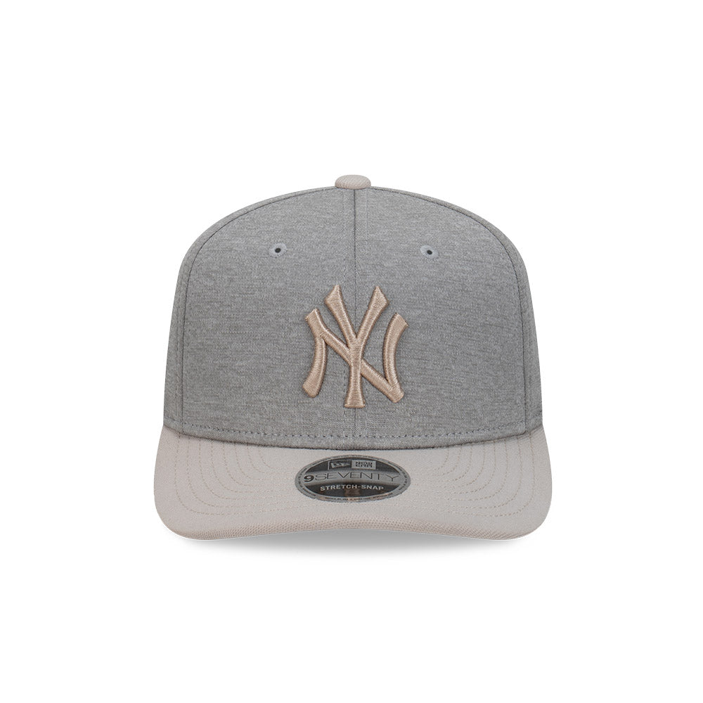 New Era หมวกรุ่น New York Yankees Shadow Tech 2-Tone Stone Visor Gray 9SEVENTY Stretch-Snap Cap