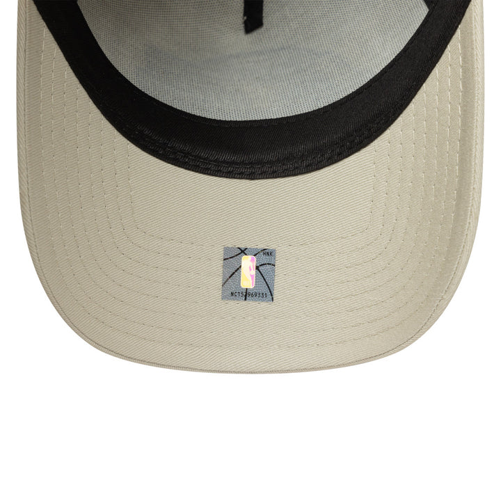New Era หมวกรุ่น LOS ANGELES LAKERS TONAL OUTLINE STONE 9FORTY EF CAP