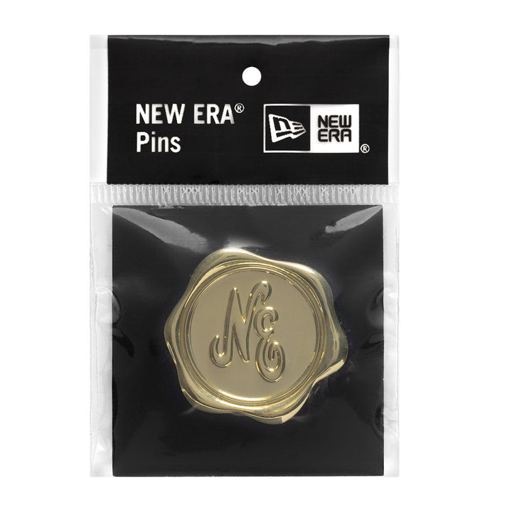New Era เข็มติดหมวกรุ่น New Era 59FIFTY Day 2025 NE Wax Seal Black and Gold Pin