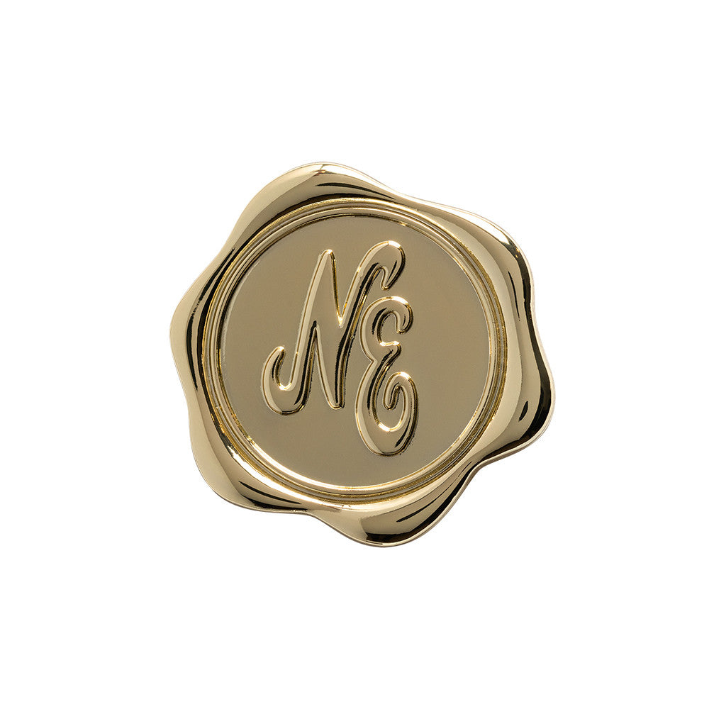 New Era เข็มติดหมวกรุ่น New Era 59FIFTY Day 2025 NE Wax Seal Black and Gold Pin