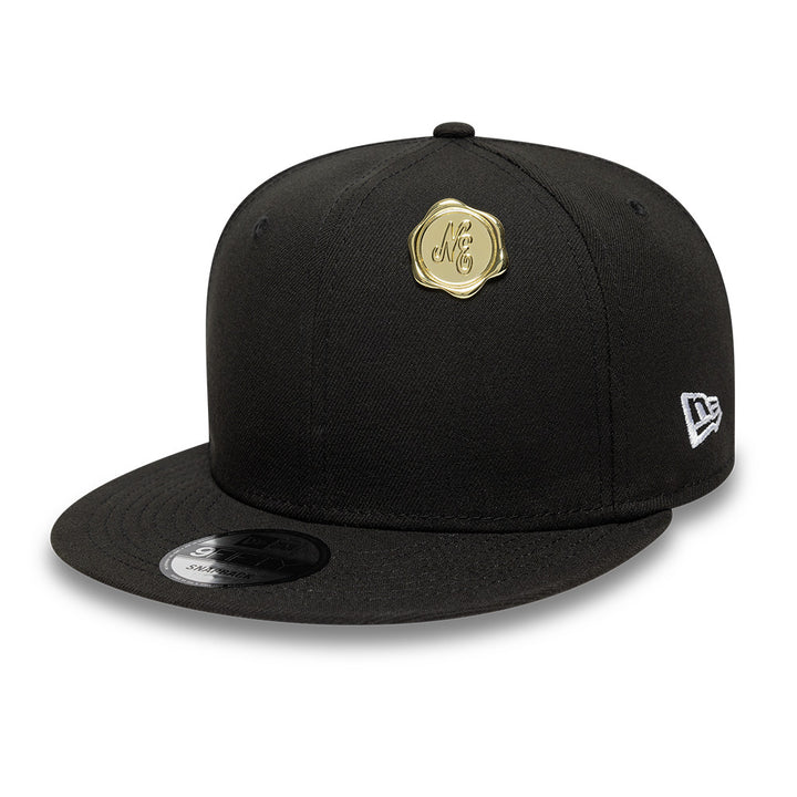New Era เข็มติดหมวกรุ่น New Era 59FIFTY Day 2025 NE Wax Seal Black and Gold Pin