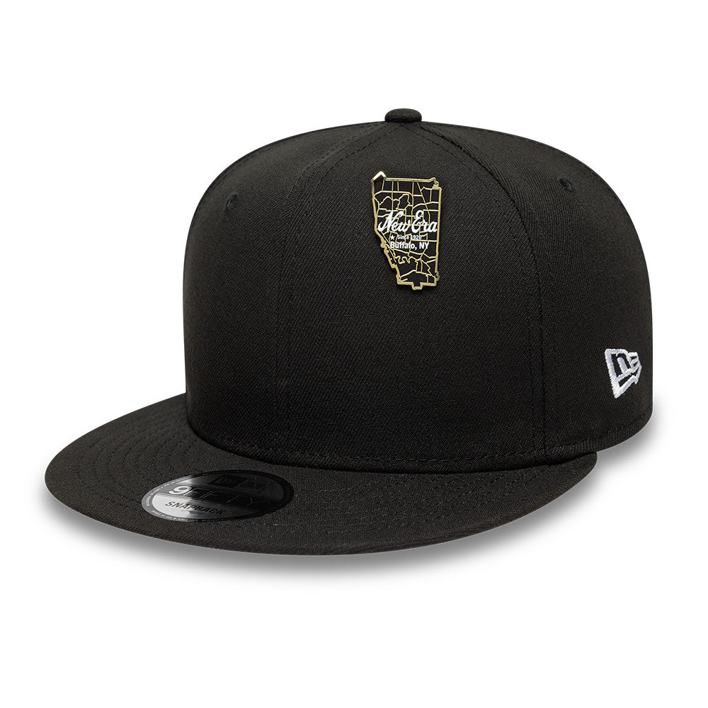 New Era เข็มติดหมวกรุ่น New Era 59FIFTY Day 2025 Buffalo Map Black and Gold Pin